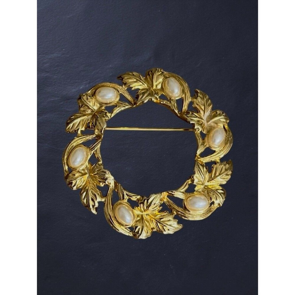 VTG Wreath Brooch Pin Gold Tone Oval Imitation Pearl Cabochon Leaves Ivy 2in